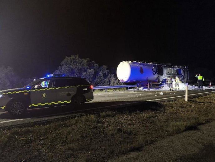 Camión incendiado en la A-66 en Monesterio.