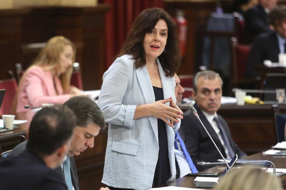Archivo - La consellera de Familia y Bienestar Social, Sandra Fernández, durante una sesión plenaria