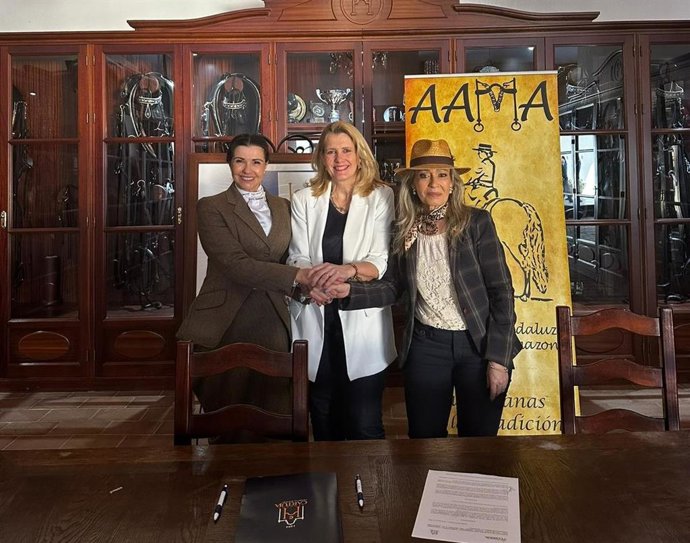 Judit Anda Ugarte, presidenta del Consejo de Administración y Consejera Delegada de Expasa, y Milagros Calderón Rodríguez, presidenta de la Asociación Andaluza de Monta a La Amazona, en la firma de un convenio.