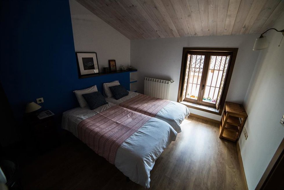 Archivo - Habitación de una casa rural