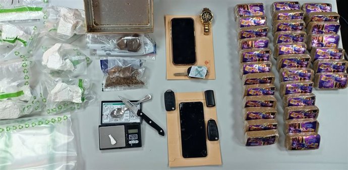 Efectos incautados en la operación contra el tráfico de drogas en Badajoz.