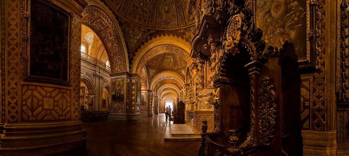 Interior de la Iglesia de la Compañía de Jesús, de estilo barroco construida a finales del S. XVII y terminada a   finales del S. XVIII, está recubierta en su interior de pan de oro
