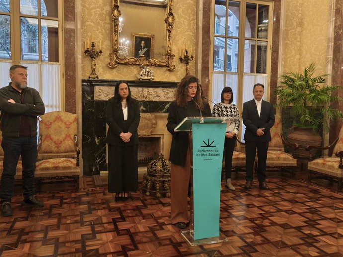 Diputados del Parlament condenan el ataque homófobo a un profesor de un instituto de Andratx.