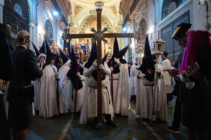 Varias personas antes de la procesión de Nuestro Padre Jesús de La Salud y María Santísima de Las Angustias, conocida como la de Los Gitanos, en la Parroquia de Nuestra Señora del Carmen y San Luis Obispo, a 16 de abril de 2025, en Madrid.