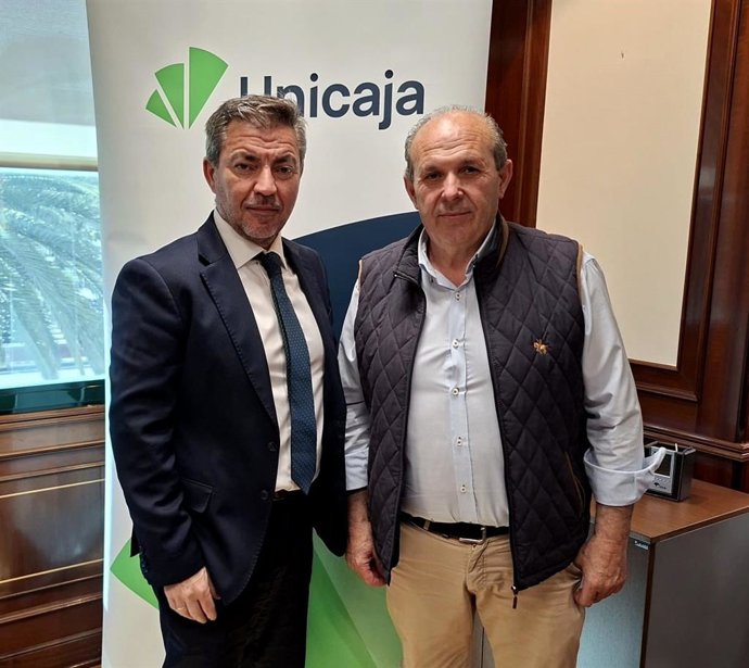 El director territorial de Unicaja en Málaga, Francisco José Reguera, y el secretario general de UPA Málaga, Francisco Moscoso.