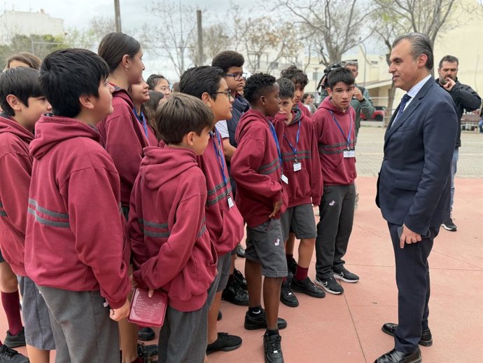 El conseller de Educación, Antoni Vera, con alumnos de Son Gotleu