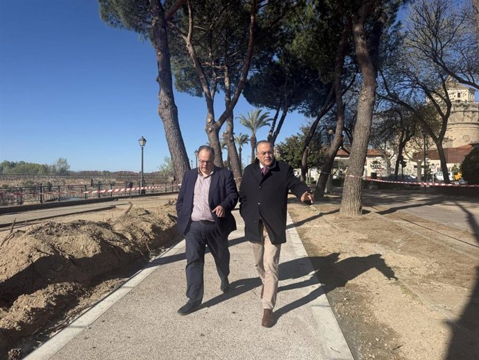 El alcalde supervisa el avance del nuevo paseo peatonal junto al Tajo.