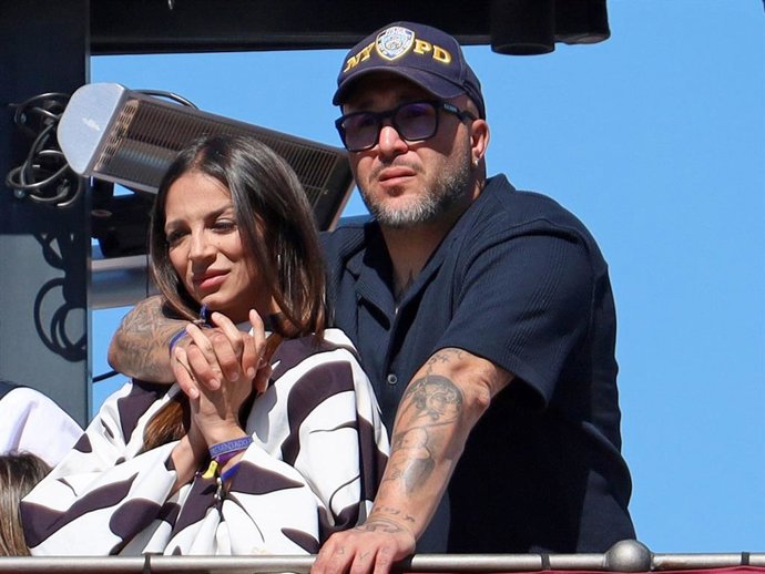 Kiko Rivera y Lola García en un balcón para ver las procesiones de Semana Santa de Sevilla