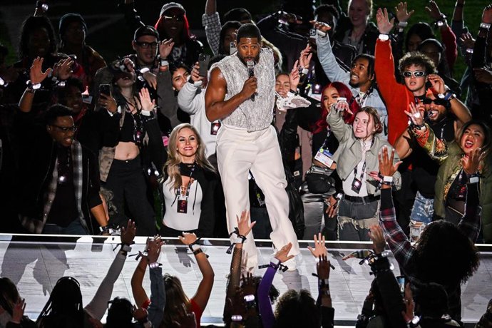 Archivo - Imagen de la actuación musical de Usher durante el descanso de la Super Bowl celebrada en Las Vegas en 2024