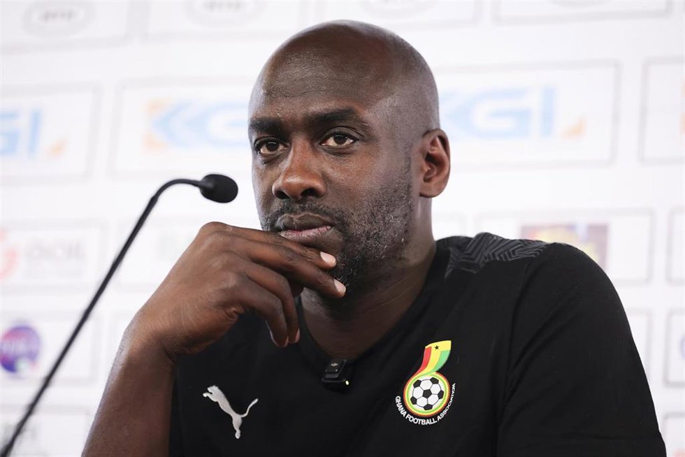 El seleccionador germanoghanés masculino de fútbol, Otto Addo, atiende a la prensa.
