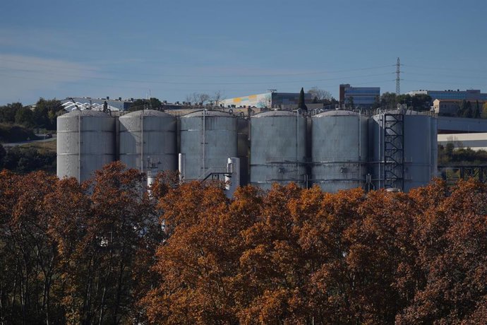 Archivo - Exterior de una refinería en Santa Perpètua de Mogoda (Barcelona)