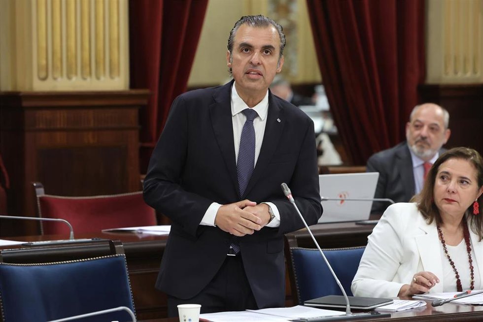 Archivo - El conseller d'Educació i Universitats, Antoni Vera, durante una sesión de control al Govern balear