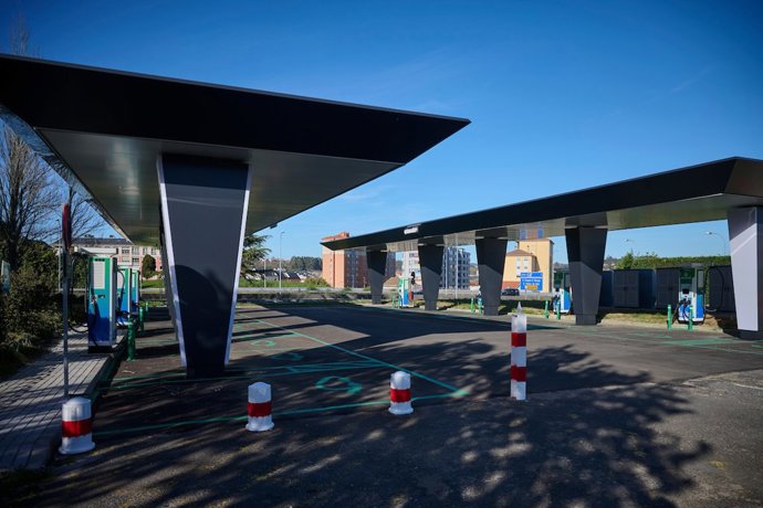 A CORUÑA, 270326. INSTALACION RECARGA ELECTRICIDAD PARA VEHICULOS ELECTROLINERA AREA SERVICIO O BURGO