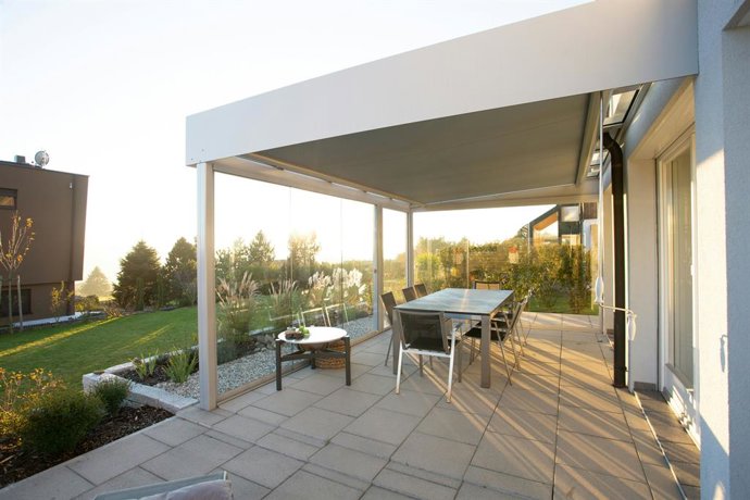 Una terraza con pérgola