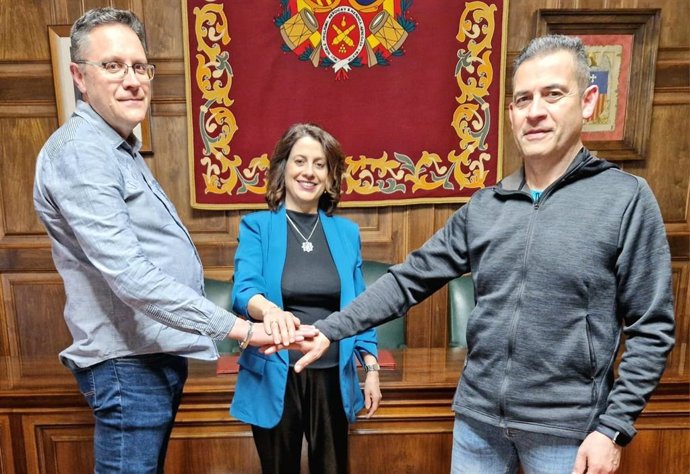 La alcaldesa de Teruel, Emma Buj, tras firmar el acuerdo con la Asociación Cultural de la Semana Santa de la ciudad.