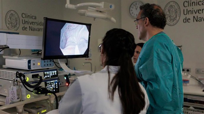 La Unidad de Endoscopia Digestiva de la Clínica Universidad de Navarra durante la realización de una colonoscopia.