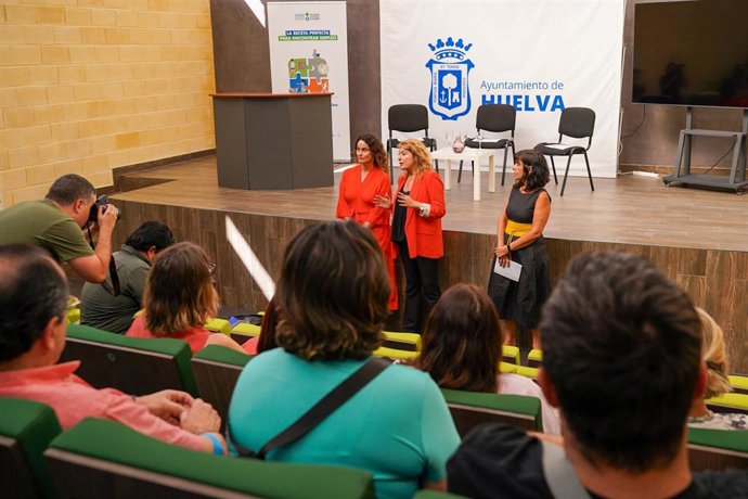 Archivo - El Ayuntamiento de Huelva, junto a Acción contra el Hambre, presentan una nueva edición del programa 'Vives Emplea Saludable Migrantes'.