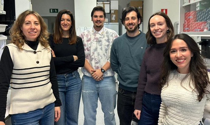 Las personas con VIH presentan un perfil genético diferente tras superar la Covid-19, según un estudio del ISCIII