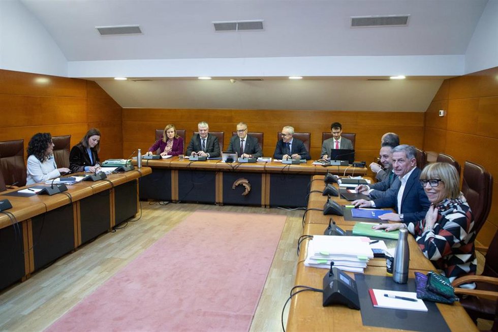 El Consejero De Economía,Luis Ángel Agüeros, Comparece En Comisión Parlamentaria Para Presentar El Proyecto De Ley De Presupuestos Generales