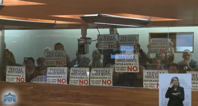Vecinos de Trevías en el Pleno de la Junta General.