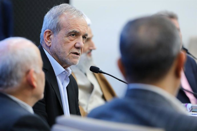 Archivo - Arquivo - 25 de fevereiro de 2026, Sari, Mazandaran, Irã: O presidente iraniano MASOUD PEZESHKIAN durante uma reunião.