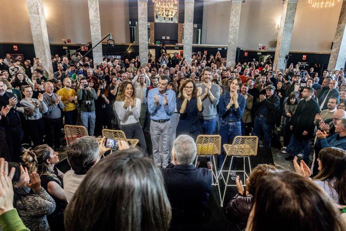 Archivo - La portavoz de Más Madrid en el Ayuntamiento de Madrid, Rita Maestre (d), la ministra de Sanidad, Mónica García (c), el coordinador federal de IU, Antonio Maillo (2i), la coordinadora general de Sumar, Lara Hernández (i), y el ministro de Cultur
