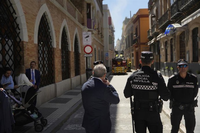 Incendio en un bar de la calle Cuna de Sevilla durante el Domingo de Ramos.