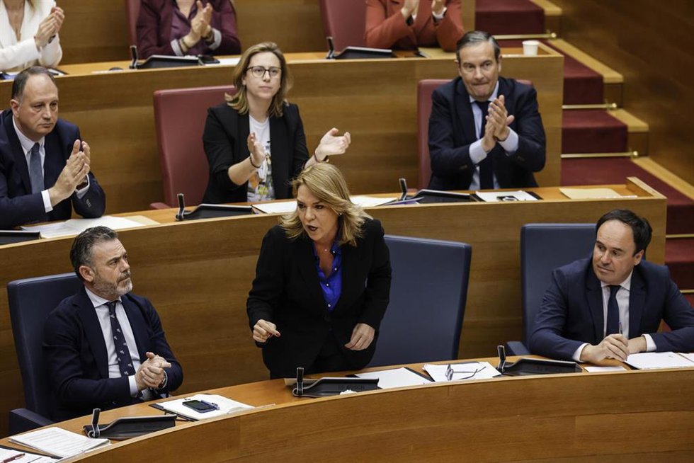 El presidente de la Generalitat valenciana, Juanfran Pérez Llorca (d), la vicepresidenta primera y consejera de Vivienda, Empleo, Juventud e Igualdad de la Generalitat valenciana, Susana Camarero (c), durante una sesión de control, en Les Corts