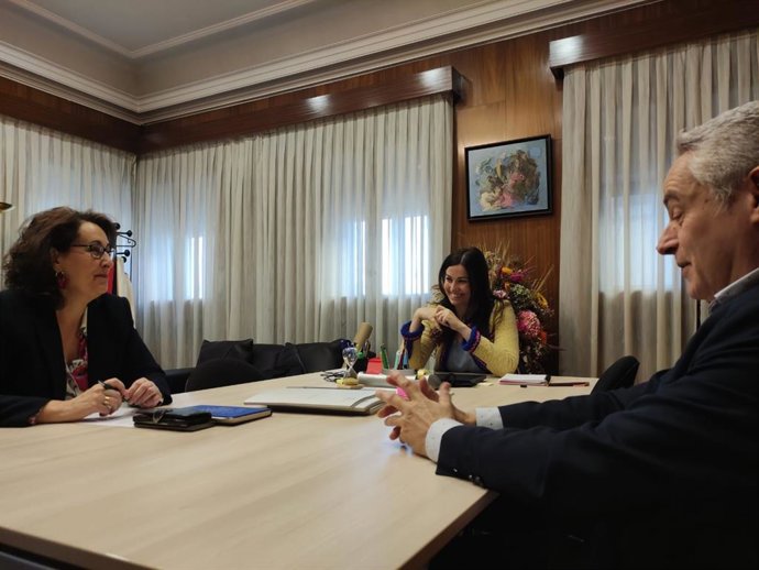 La concejal del PP en el Ayuntamiento de Zaragoza, Tatiana Gaudes, y la portavoz del grupo municipal de Vox, Eva Torres, analizan la ZBE