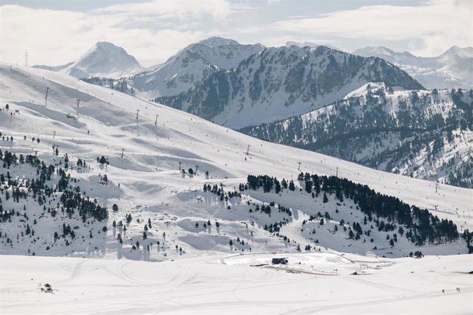 La estación de esquí Baqueira Beret afronta la última semana de la temporada con mucha nieve y un programa de despedida.