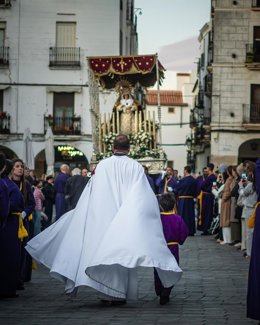 Cáceres entrega pulseras identificativas para la localización de menores que participan en las procesiones