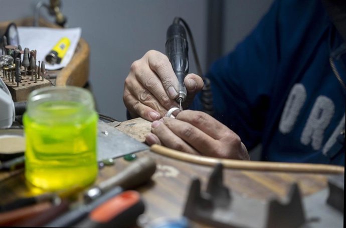 Archivo - Un artesano trabaja en su puesto en un Mercado de Artesanía