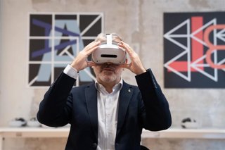 Archivo - El alcalde de Barcelona, Jaume Collboni, usa unas gafas de realidad aumentada durante la inauguración del nuevo equipamiento de las industrias creativas Barcelona XRLab