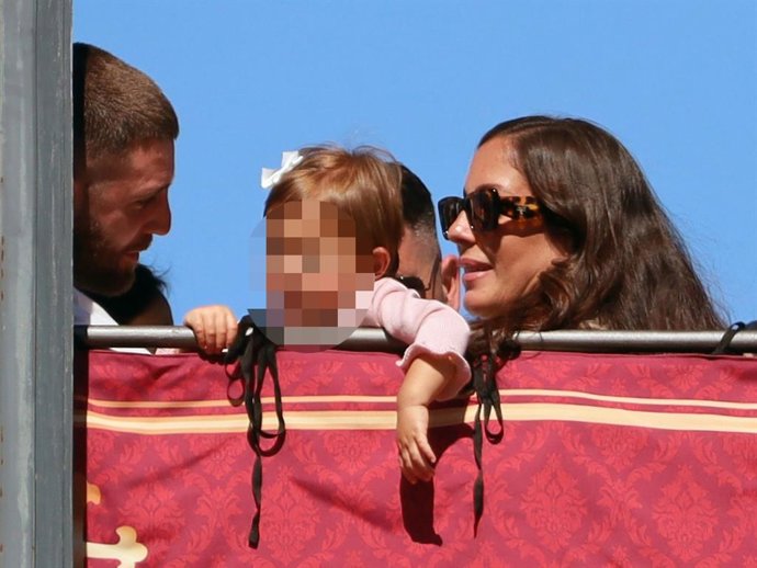 David Rodríguez, Anabel Pantoja y junto a la pequeña Alma en un balcón disfrutando de la Semana Santa en Sevilla