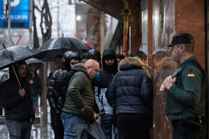 Varias personas hacen cola en la Embajada de Argelia, a 5 de febrero de 2026, en Madrid (España).