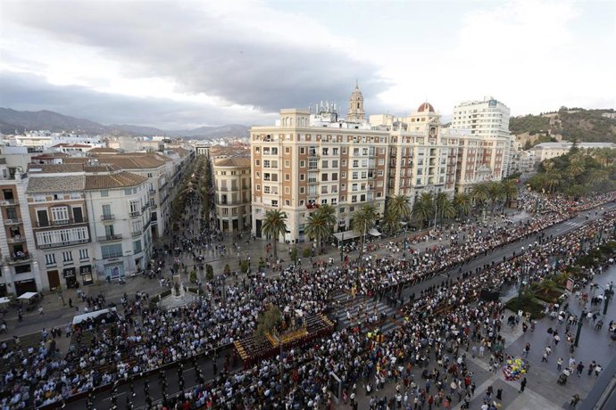 Archivo - Centenares de personas contemplan la salida procesional de Nuestro Padre Jesús del Rescate, a su paso por la Alameda Principal. Imagen de archivo. 