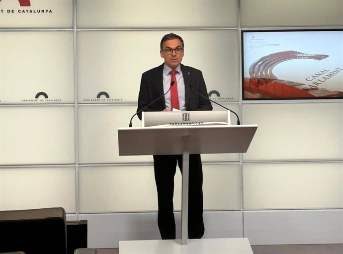 El diputado de Vox en el Parlament Manuel Acosta en una rueda de prensa