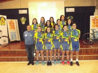 Plantilla del Viella-Guttrans en 2016, con Laura Álvarez e Isa Martín, entre otras.