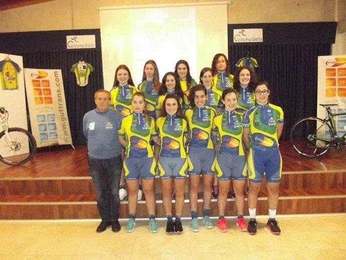 Plantilla del Viella-Guttrans en 2016, con Laura Álvarez e Isa Martín, entre otras.
