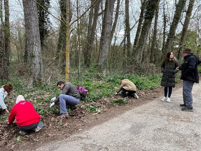 La alcaldesa en funciones, Andrea Ballesteros, y Miguel Ángel Pinto, responsable de las Aulas de Medio Ambiente de la Fundación Caja de Burgos..