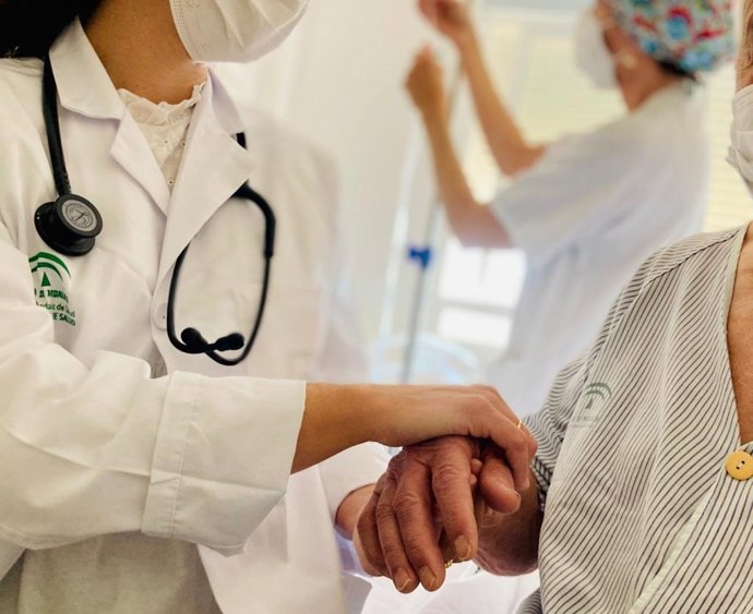 Archivo - Imagen de recurso de una médico acompañando a una paciente.