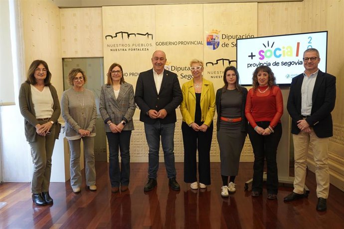 El presidente de la Diputación y diputado de Servicios Sociales, Miguel Ángel de Vicente (centro), con la jefa del Servicio, Mar Martínez (a su dcha) y técnicos del Área