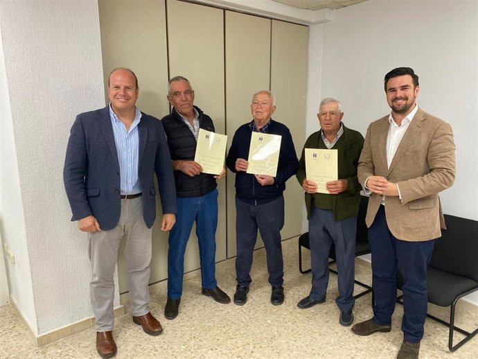 El delegado territorial de Agricultura, Pesca, Agua y Desarrollo Rural del Gobierno andaluz, Francisco Moreno, en la firma con tres propietarios de Rota de parcelas agrarias de antiguos proyectos de colonización