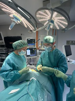 La jefa del Servicio de Dermatología del hospital, Eugenia Cutillas, y el dermatólogo del Hospital Quironsalud de Murcia doctor Pablo Serrano realizan la primera cirugía de Mohs en la sanidad privada de la Región 