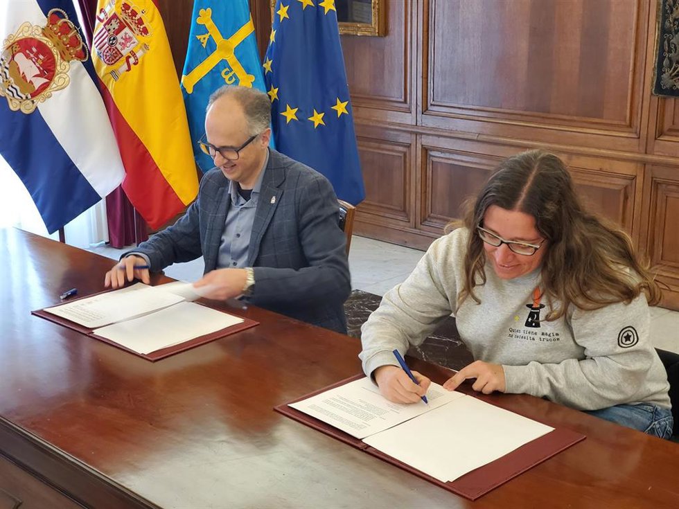 El concejal de Deportes de Avilés, Juan Carlos Guerrero, y a la directora técnica de FEDEMA, Beatriz Álvarez Valderrama en la firma del acuerdo.