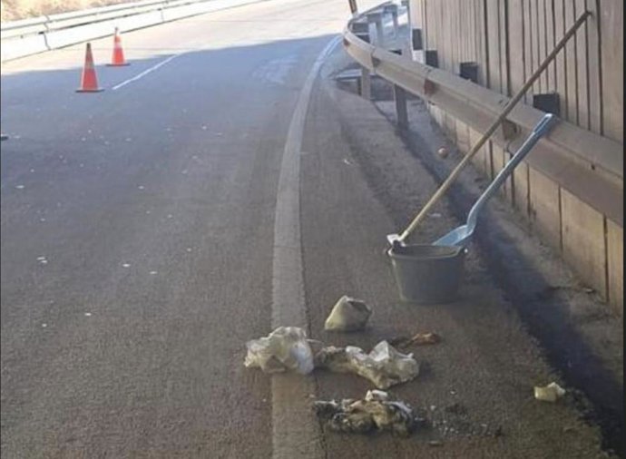 Pañales usados en la vía pública de Teruel arrojados durante meses por una persona que ha identificado la Policía Local