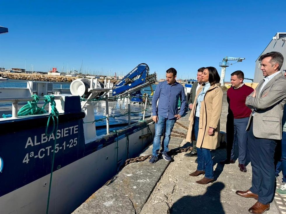 La consejera de Agua, Agricultura, Ganadería y Pesca, Sara Rubira, junto al alcalde de San Pedro del Pinatar, Pedro Javier Sánchez, en el muelle norte del puerto pesquero del municipio