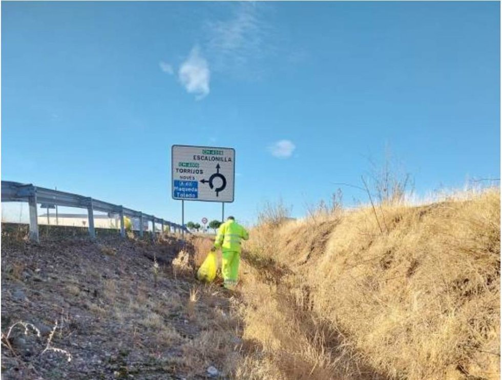 Las brigadas de carreteras del Gobierno regional recogen 8.853 bolsas de basura y 132.000 kilos de residuos