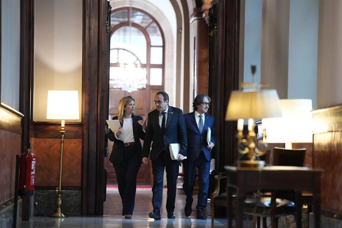 El  presidente del Parlament, Josep Rull (c), a su llegada a la reunión de la Mesa del Parlament de Catalunya, a 31 de marzo de 2026, en Barcelona, Catalunya (España).