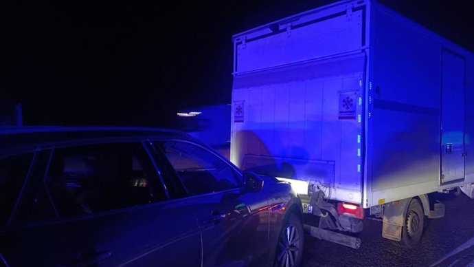 El vehículo chocó con un camión en su huida